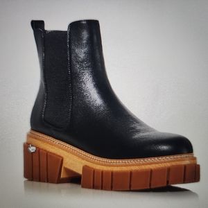 Aqua Casey Black Leather Lug Sole Chelsea Boots Size 7